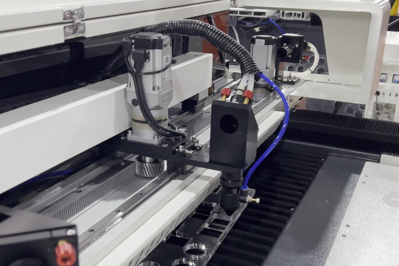 安强二氧化碳激光雕刻设备：调试机器切割前的精准定位技巧